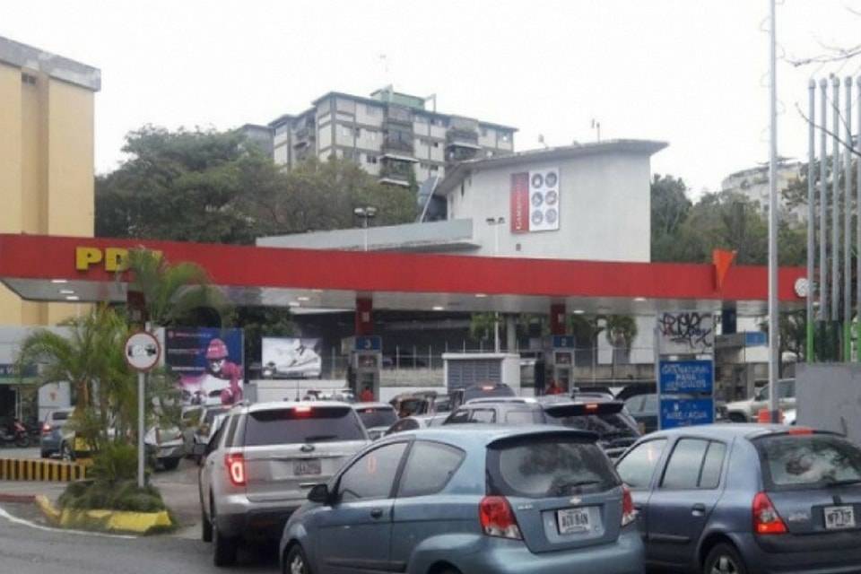 Escasez de gasolina colas