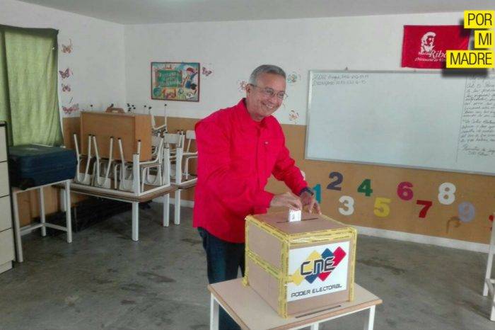 Motta Domínguez votando Por Mi Madre