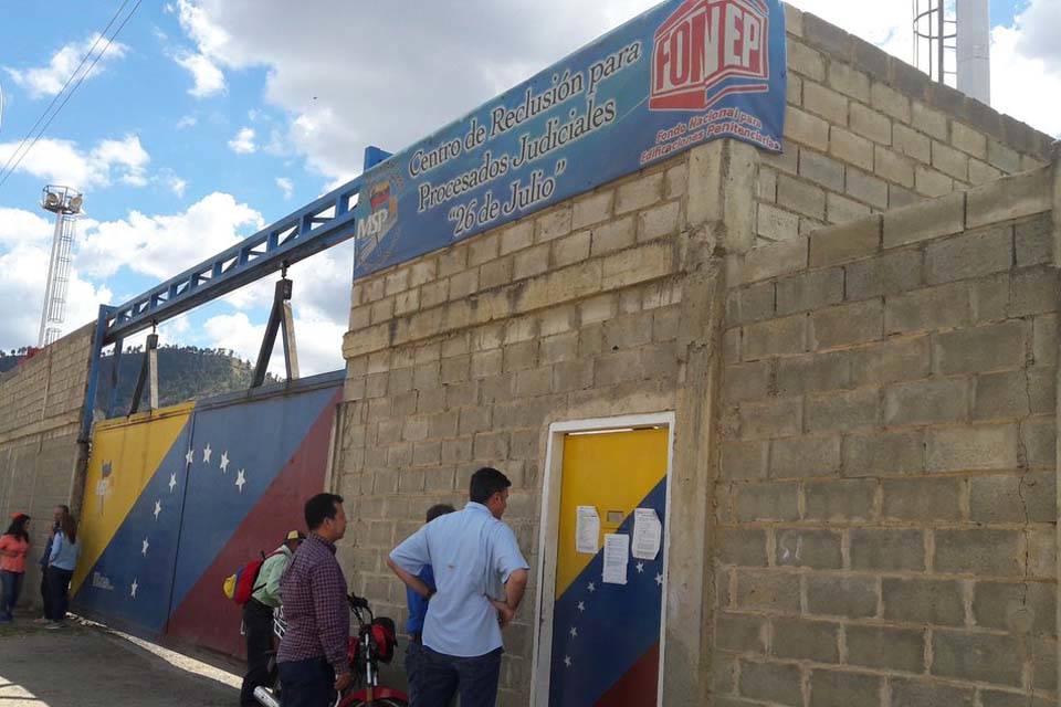 Motín en cárcel 26 de Julio