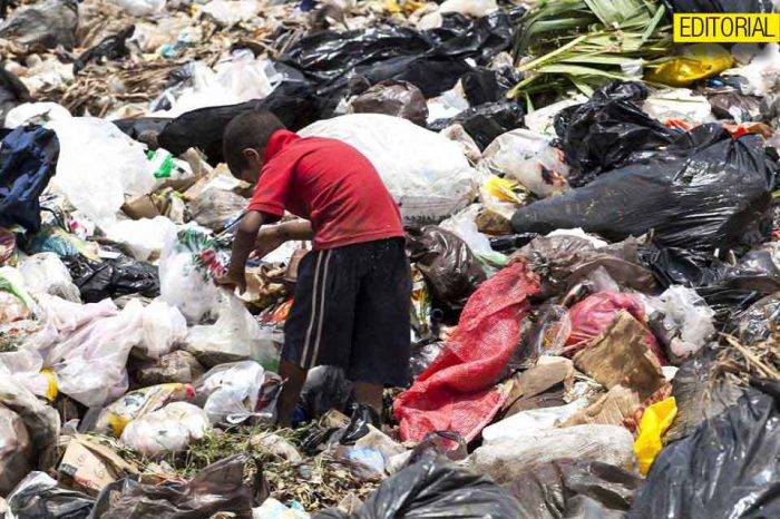 Pobreza niños con hambre basura Editorial