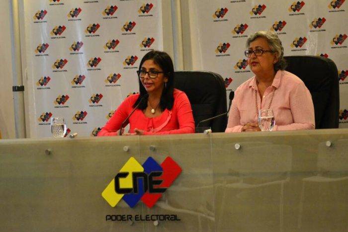 Tibisay Lucena junto a Delcy Rodríguez