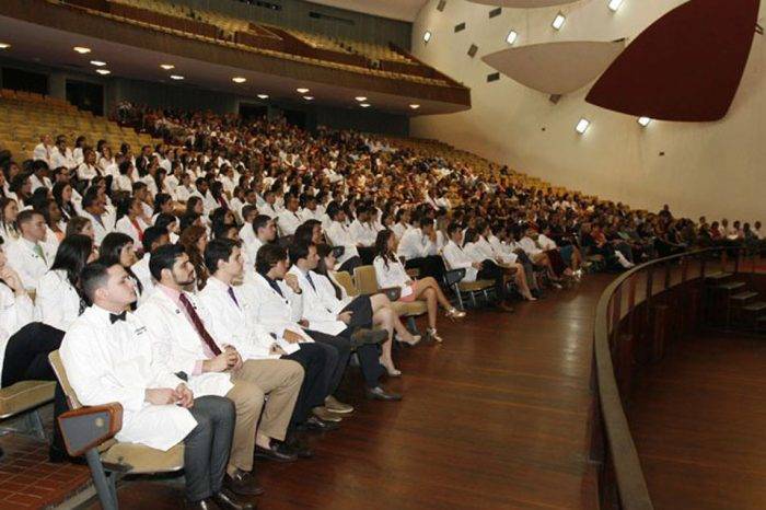 Graduación de médicos en el Aula Magna-UCV