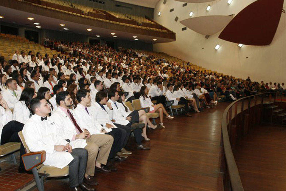 Graduación de médicos en el Aula Magna-UCV