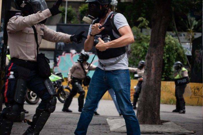 Obligan a periodistas a borrar material prensa