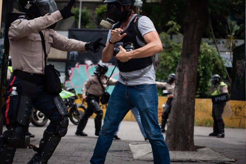 Obligan a periodistas a borrar material prensa