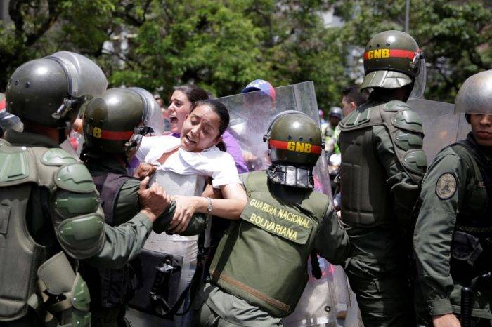 Violencia militar en marcha pacifica. Foto: El mundo de la noticia