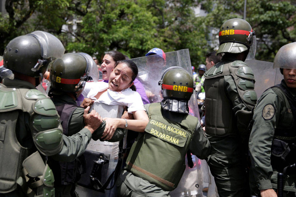 Violencia militar en marcha pacifica. Foto: El mundo de la noticia