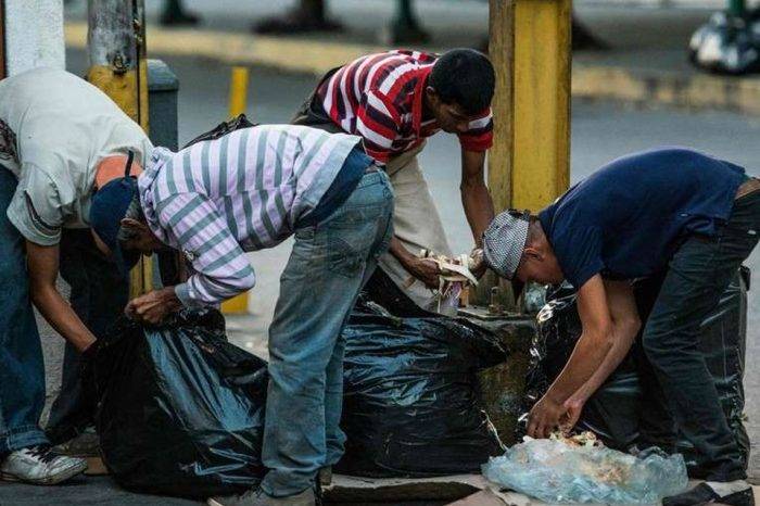 Personas comiendo de la basura