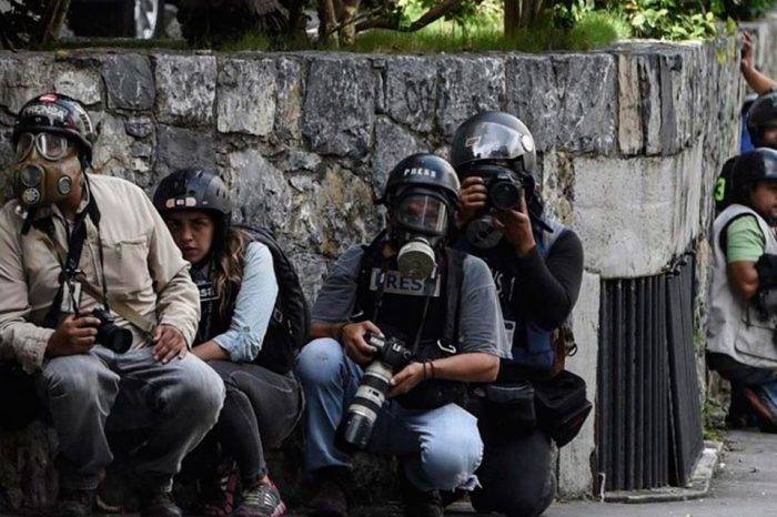 FAES asedia a periodista en Catia