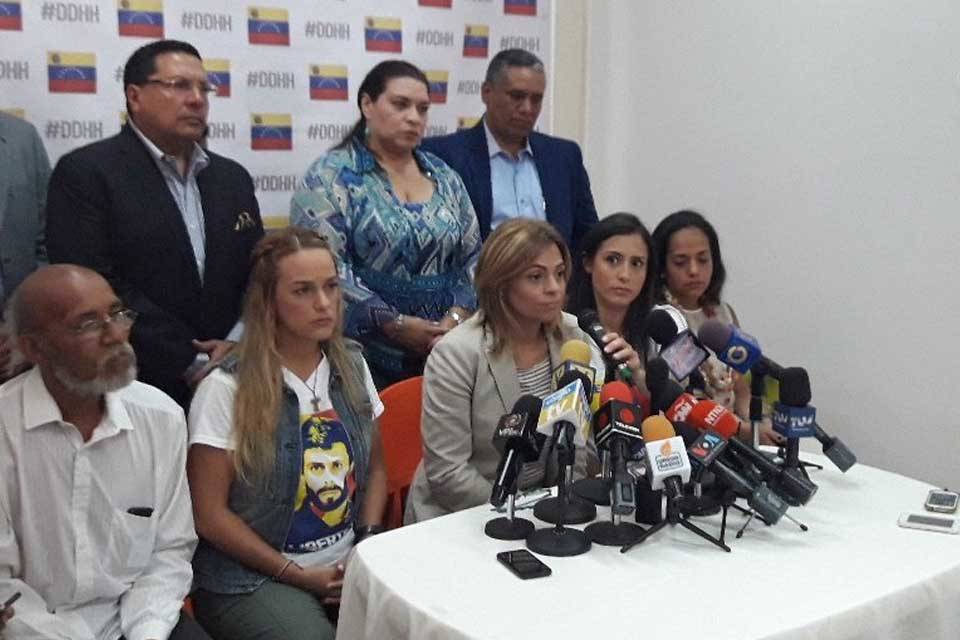 Familiares abogados presos políticos