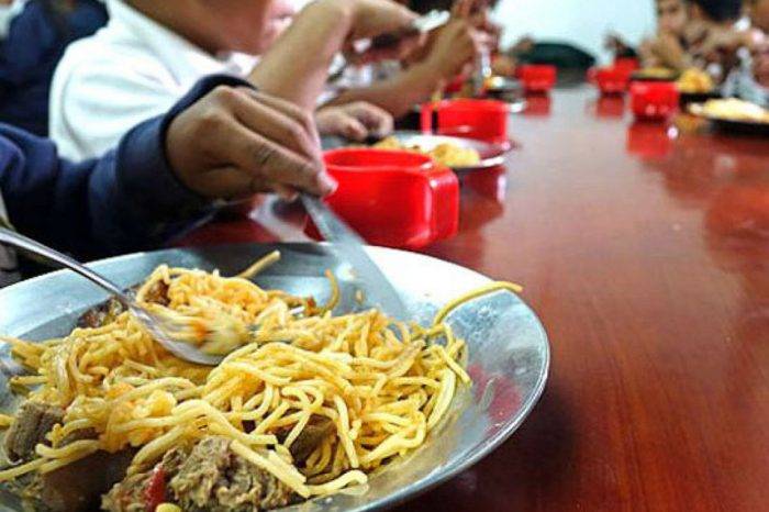 Niños venezolanos comen pasta. Foto: T13