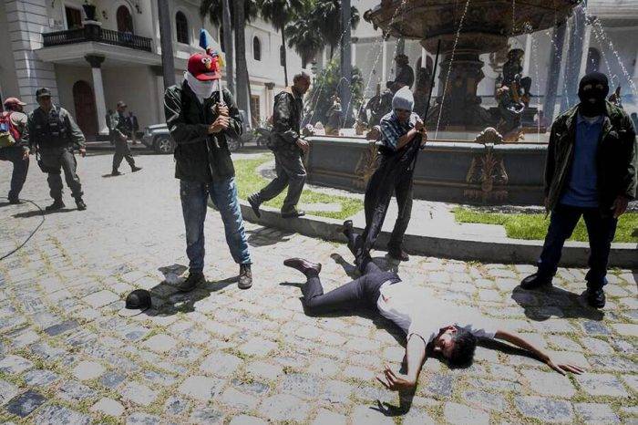 Terrorismo de estado en la AN. Foto: El Nuevo Herald