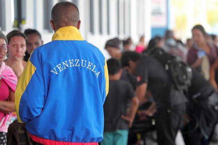 Con cuatro y manualidades venezolanos aportan a la economía de Perú