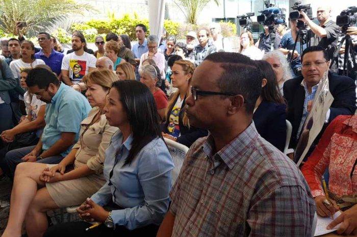 Familiares presos políticos diputados