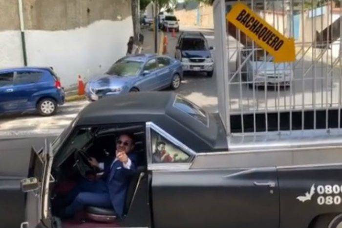 Lacava llegó a Globovisión a bordo del "Carro de Drácula" para una entrevista con Vladimir Villegas