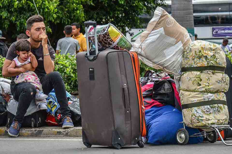 Cuatro de cada 10 venezolanos preferirían irse del país