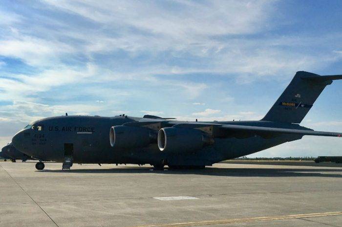 Avión EEUU con ayuda humanitaria