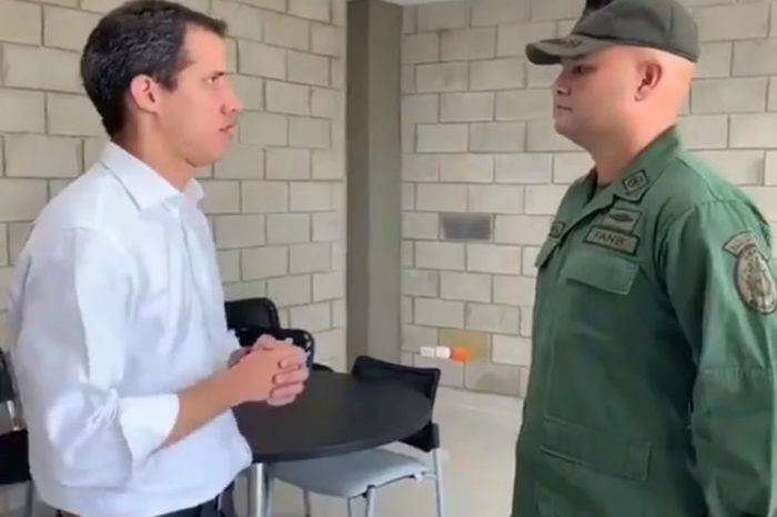 Guaidó con militares desertores