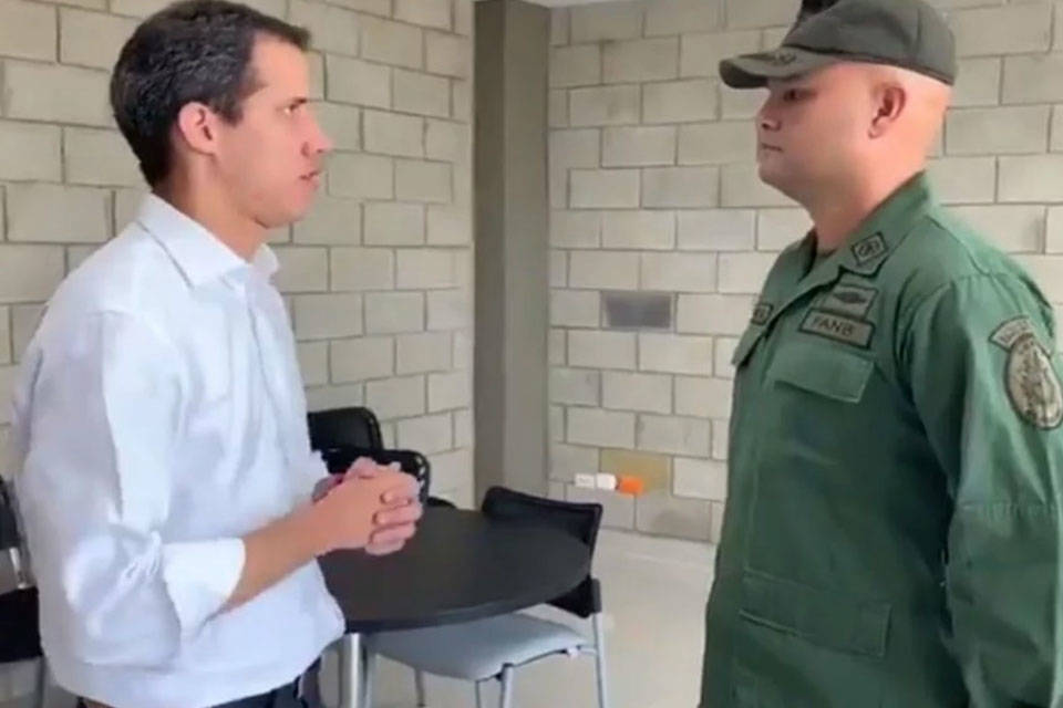Guaidó con militares desertores