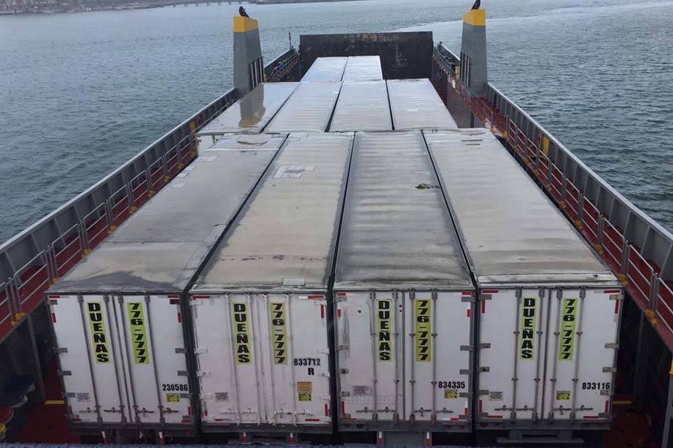 barco con ayuda humanitaria