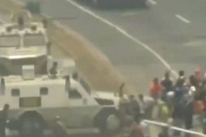 Tanqueta arrolla a manifestantes