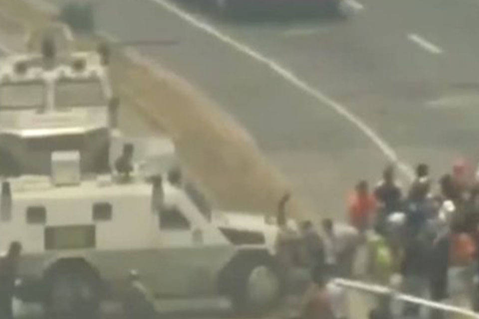Tanqueta arrolla a manifestantes