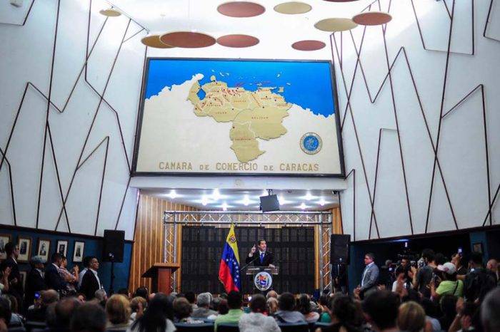 Guaidó con profesionales y técnicos