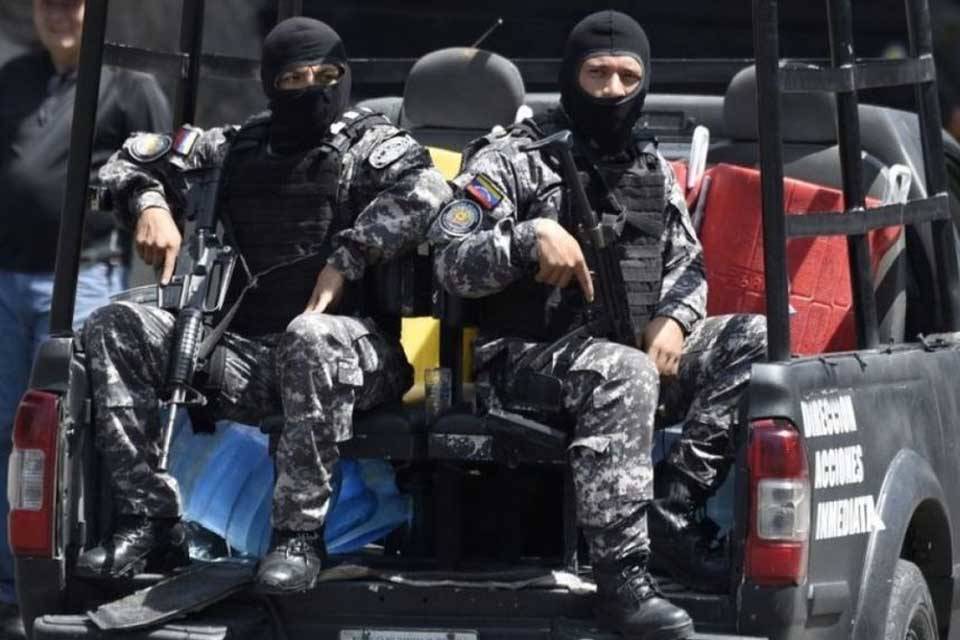 Dos fugas masivas de presos