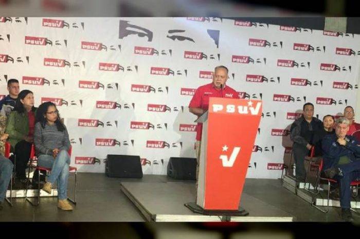 Cabello pide "obligar" al pago en bolívares ante creciente uso del dólar