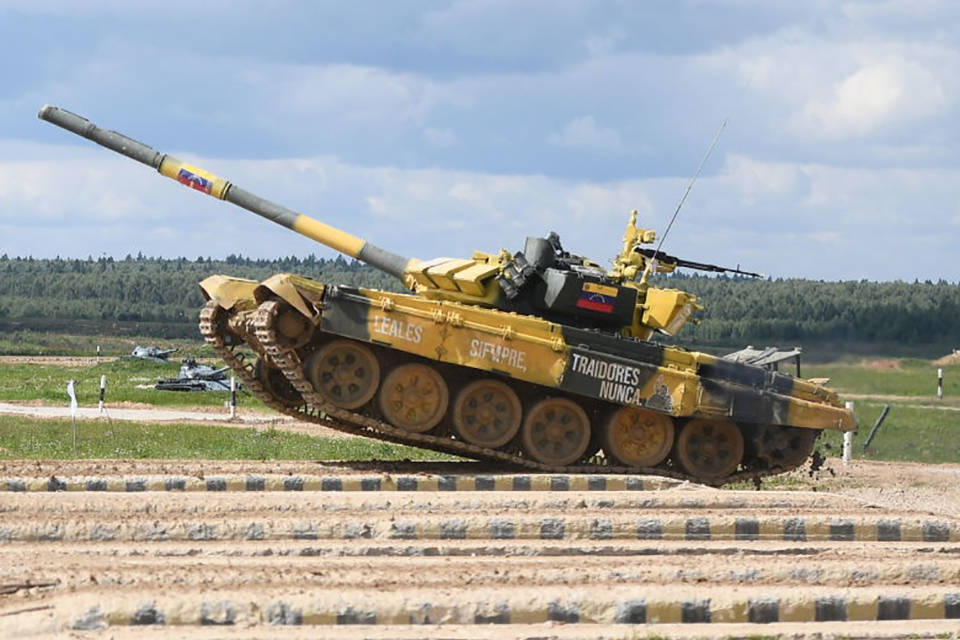 Militares venezolanos compiten en biatlón de tanques en Rusia... Con barra incluida