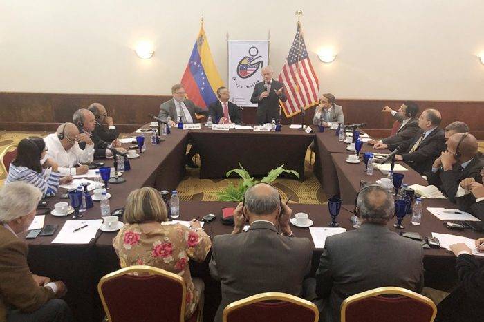 Oficialismo y oposición discuten salidas al margen de mesa de Noruega
