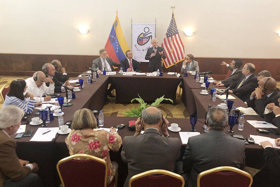 Oficialismo y oposición discuten salidas al margen de mesa de Noruega