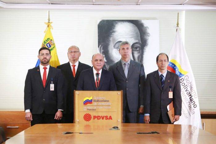 Presidente de Pdvsa ignora incendio y apagón en el complejo refinador