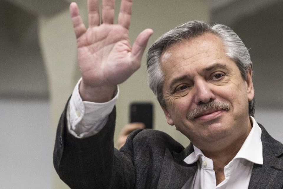 Fernández asume presidencia de Argentina con la urgencia de resolver la crisis económica