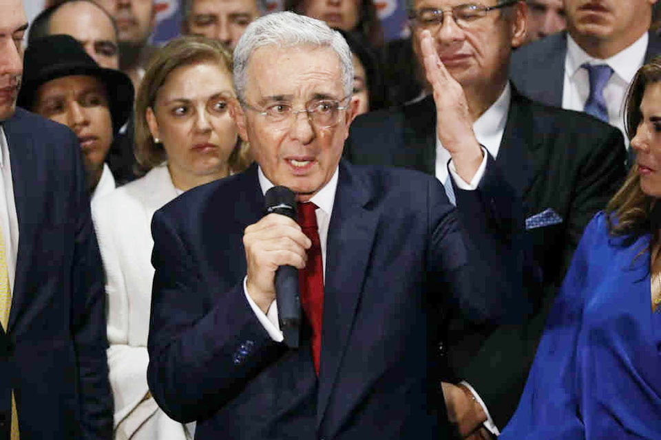 Álvaro Uribe responde a la justicia. Se convirtió en el primer expresidente colombiano que es interrogado por la Corte Suprema del vecino país