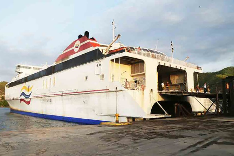 La nueva Conferry: El Metro que navega en el Mar. Sillas rotas, calor agobiante, música estridente y hasta pedigüeños aderezan la travesía