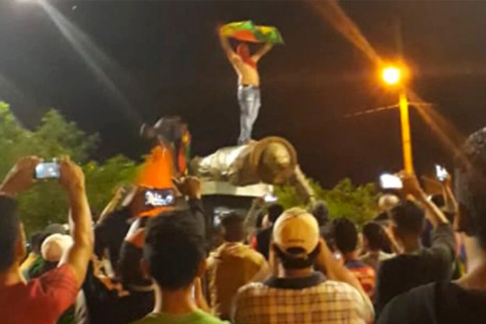 Tumban estatua de Chávez en Bolivia