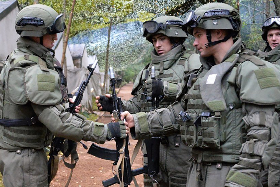 Maduro usa el elemento de los militares rusos como un trolling el contexto de la confrontación con occidente, dice politólogo Víktor Jéifets