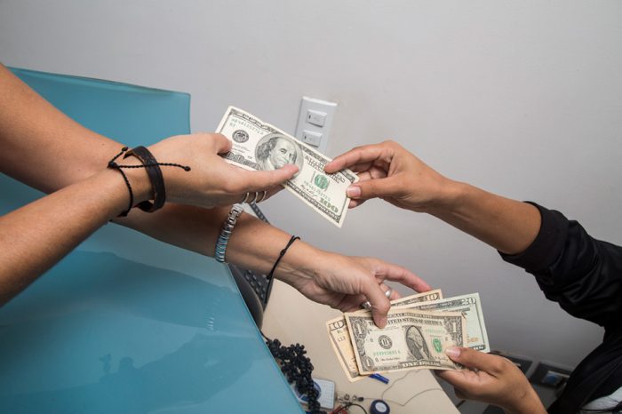 Dólar paralelo sube Bs 14 mil en un día y supera los Bs 73 mil