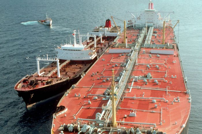 China lucha por reemplazar barriles. Las importaciones chinas de traslados de barco a barco aumentaron en septiembre. Según expertos, es muy probable que este crudo sea Venezolano petróleo