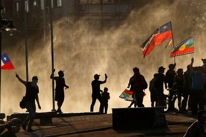 La capital, Santiago de Chile, el centro de la protesta social de los chilenos durante las últimas tres semanas, ahora tiene una doble cara