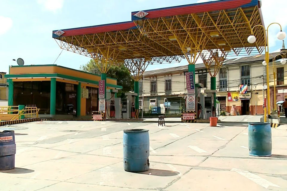 Bloqueo de vías provoca escasez de alimentos y combustibles en La Paz
