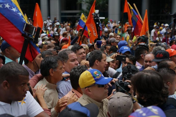Guaidó frente a la PNB