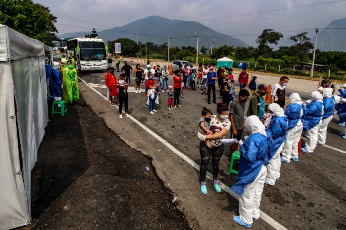 Venezolanos siguen regresando desde Colombia por el coronavirus HRW