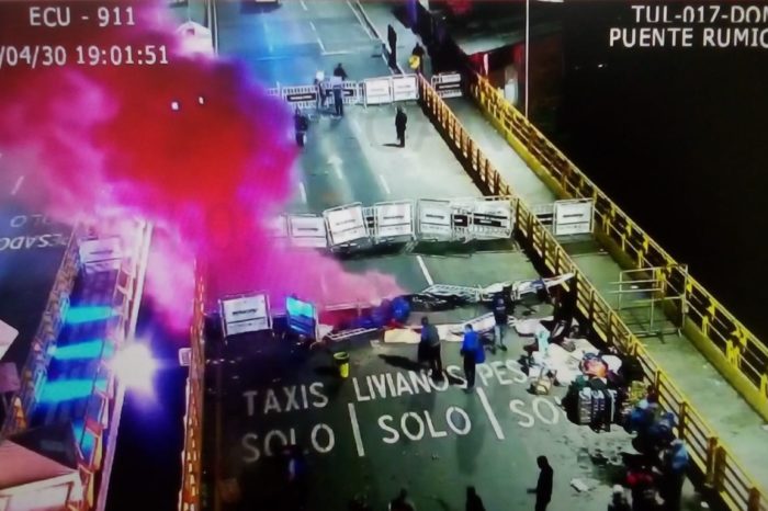 Policía colombiana reprime venezolanos que querían cruzar frontera en Ecuador
