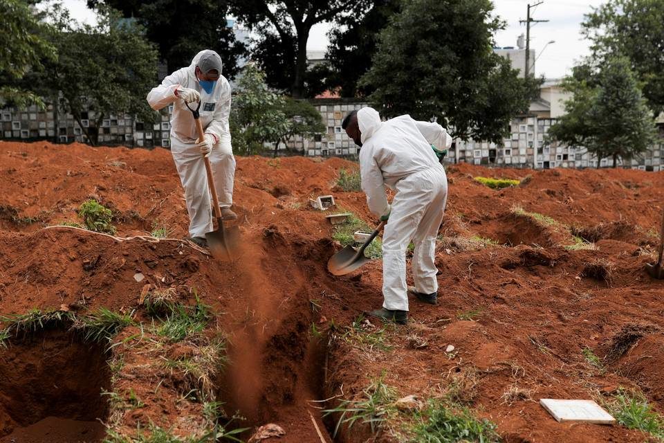Brasil supera las 122 mil muertes por coronavirus y crecen los contagios