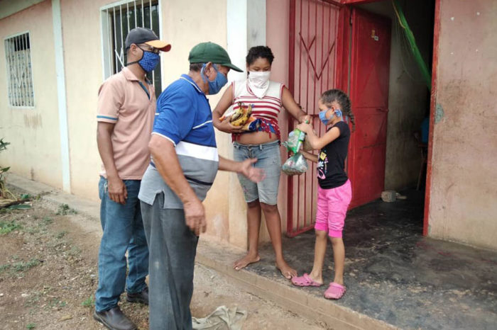 Maestros desafían la cuarentena dando clases particulares para sobrevivir a la crisis