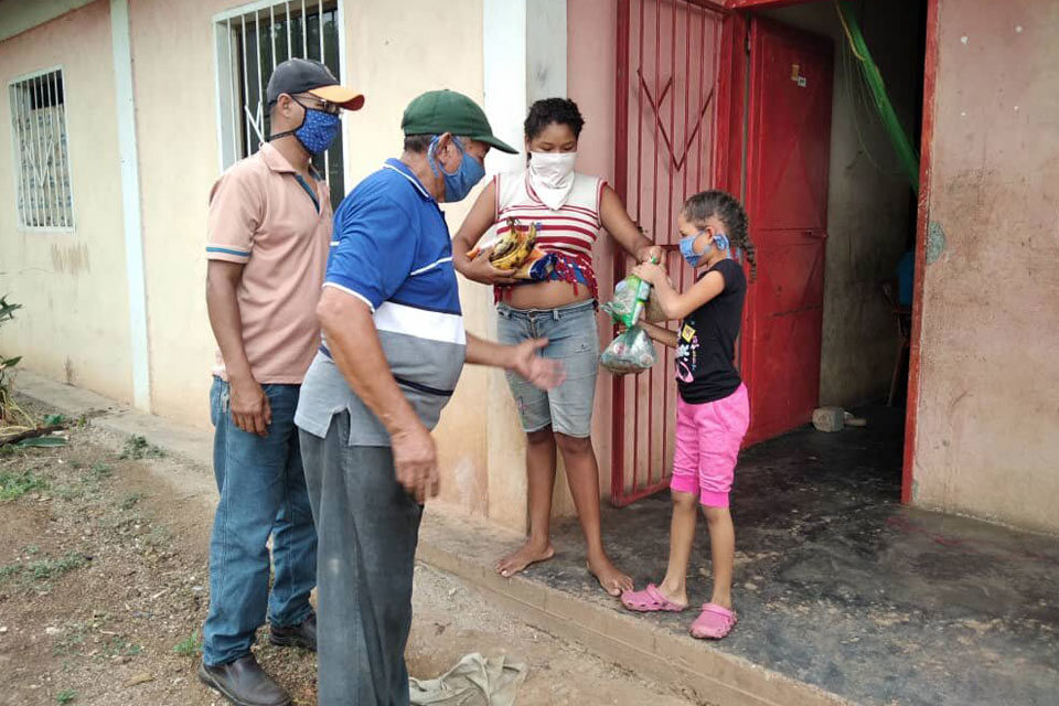 Maestros desafían la cuarentena dando clases particulares para sobrevivir a la crisis