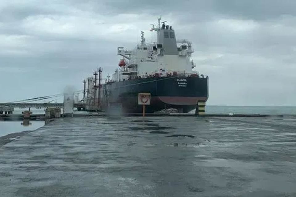 Pdvsa ofrece pagar flete clavel iraní