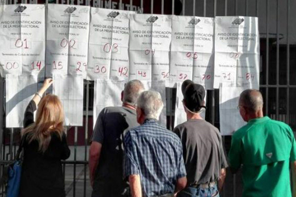 Política y elecciones centros de votación parlamentarias